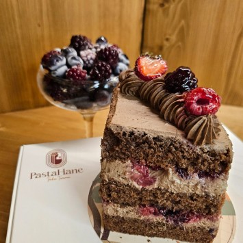 KIRMIZI MEYVELİ ÇİKOLATALI